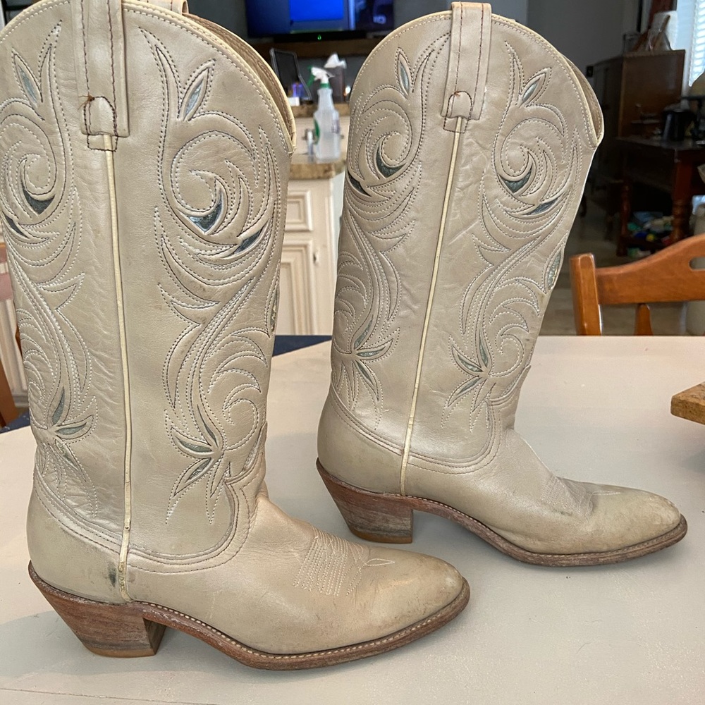 Acme handcrafted boots size 7.5 Great condition